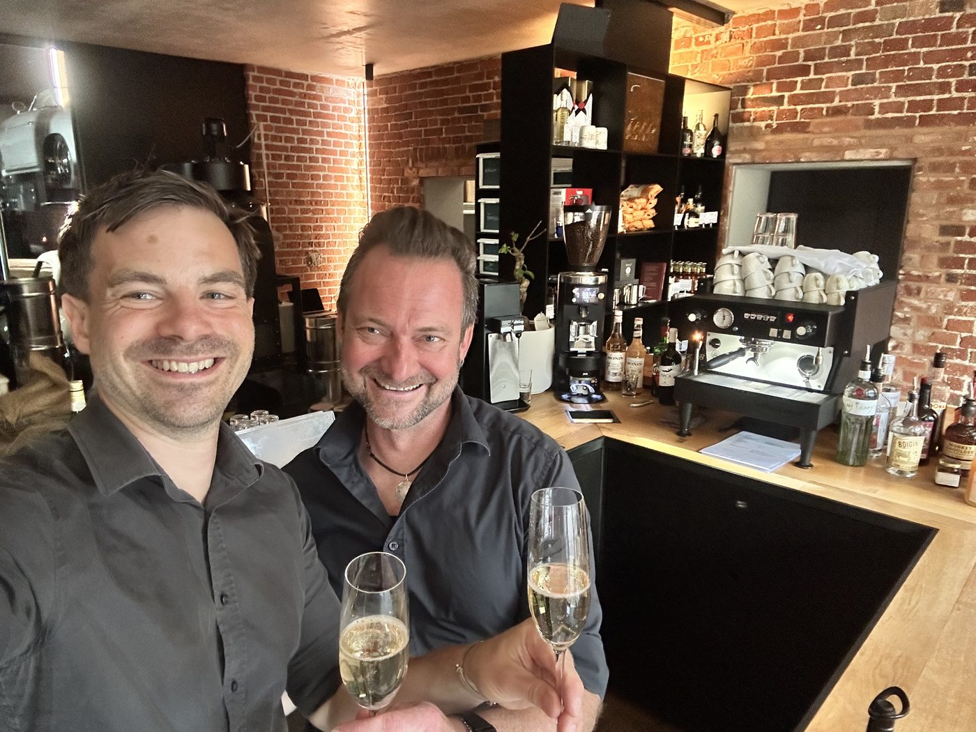David Brinkmann und Sascha Vogt an der Bar von GEHEIMER TISCH